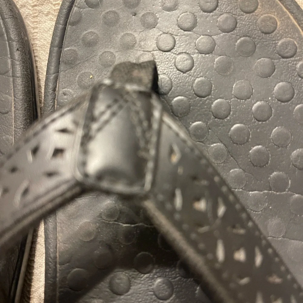 Black Vionic flip flops - Picture 3 of 11